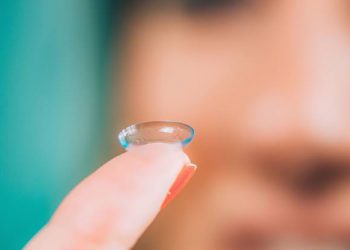 عدسات لاصقة لتصحيح العيوب الانكسارية Contact lenses for correction of refractive errors