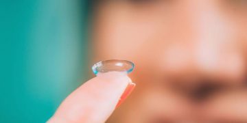 عدسات لاصقة لتصحيح العيوب الانكسارية Contact lenses for correction of refractive errors