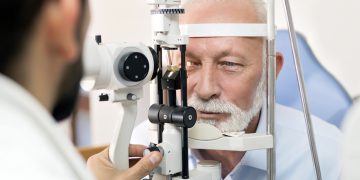 How to think like a professional ophthalmologist not like a machine
