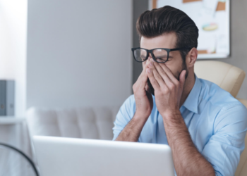 لماذا قد تكون النظارة الجديدة غير مريحة في البداية؟