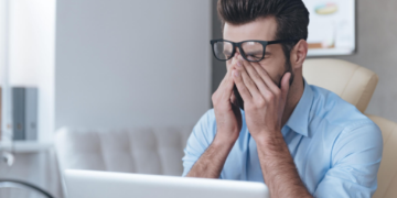 لماذا قد تكون النظارة الجديدة غير مريحة في البداية؟